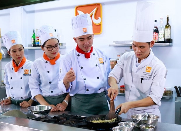 Nghề đầu bếp mở ra nhiều cơ hội cho giới trẻ