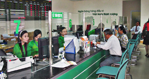 Nh&acirc;n vi&ecirc;n ng&acirc;n h&agrave;ng vietcombank