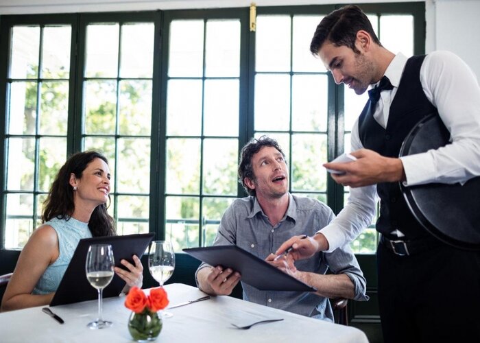 Những c&ocirc;ng việc của nh&acirc;n vi&ecirc;n phục vụ