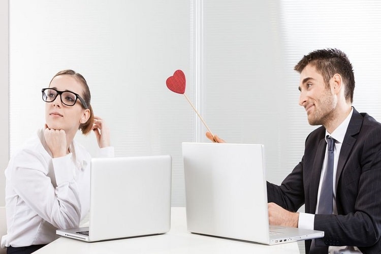 Bạn n&ecirc;n c&acirc;n nhắc thật kỹ trước khi đồng &yacute; lời tỏ t&igrave;nh từ&nbsp;đồng nghiệp