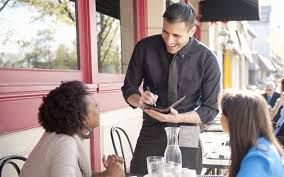 Nhân viên phục vụ là gì? Bí quyết trở thành nhân viên phục vụ chuyên nghiệp