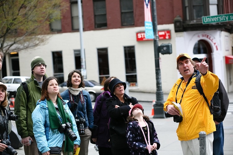 Hướng dẫn viên du lịch là gì? Những điều cần biết về hướng dẫn viên du lịch