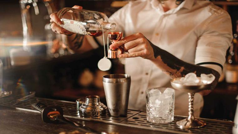 Bartender là gì? Phá bỏ những suy nghĩ sai lầm về nghề bartender