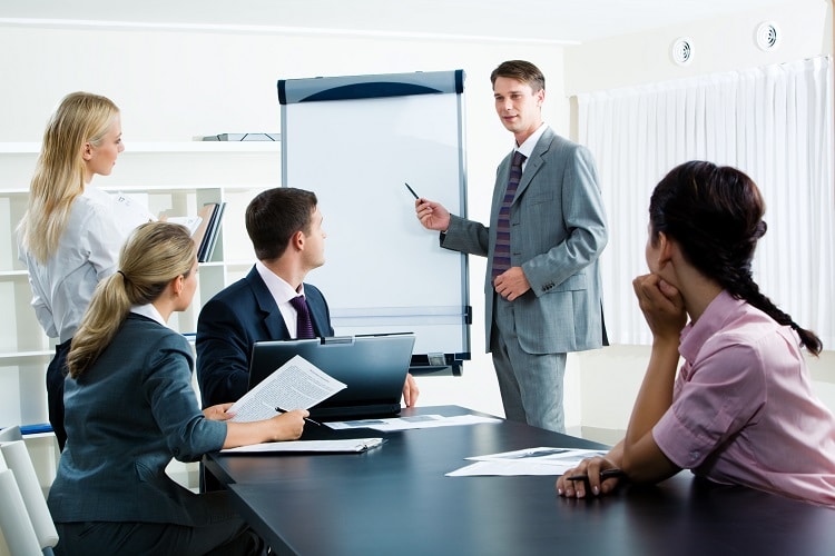 Khi thực thi Kaizen, ban quản trị cần ngồi lại ph&acirc;n t&iacute;ch những dữ liệu sai s&oacute;t để xử l&yacute; kịp thời