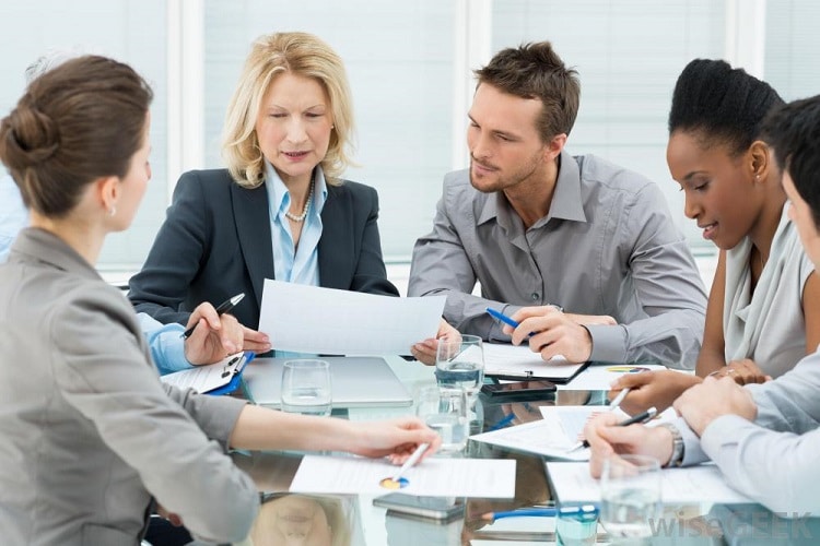 Phong c&aacute;ch l&atilde;nh đạo huấn luyện - lu&ocirc;n sẵn s&agrave;ng hỗ trợ nh&acirc;n vi&ecirc;n khi gặp vướng mắc trong c&ocirc;ng việc