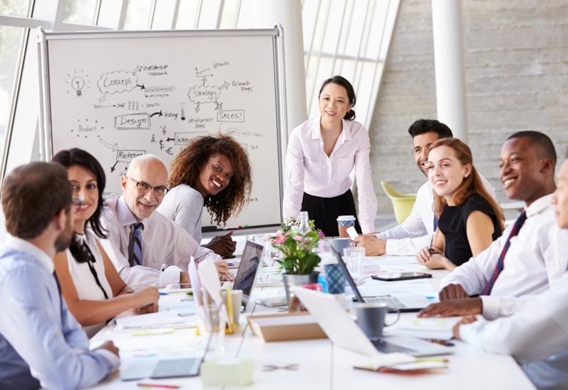 Theo cách quản trị doanh nghiệp truyền thống mọi quyền hạn đều tập trung vào các nhà quản lý