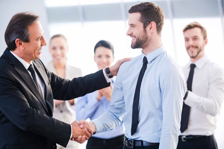 Cởi mở khi ch&agrave;o đ&oacute;n c&aacute;c nh&acirc;n sự mới, sẽ tạo cho họ sự kết nối bền chặt với văn h&oacute;a doanh nghiệp