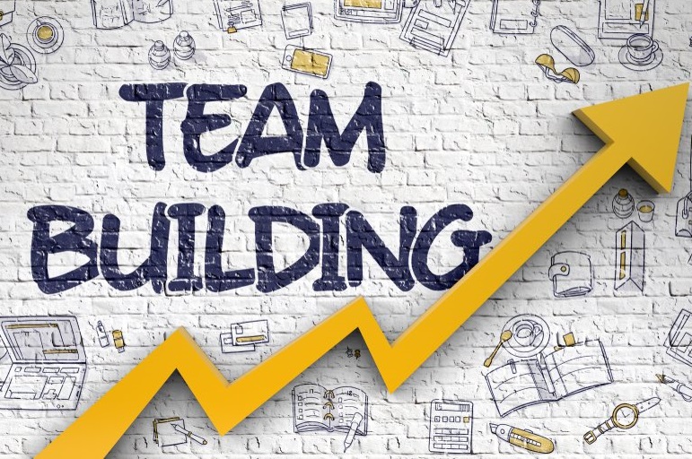 Teambuilding l&agrave; hoạt động tập thể l&agrave;m cho mọi người gần nhau hơn