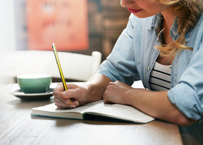 Biên tập viên là gì? Cơ hội nghề nghiệp rộng mở của biên tập viên