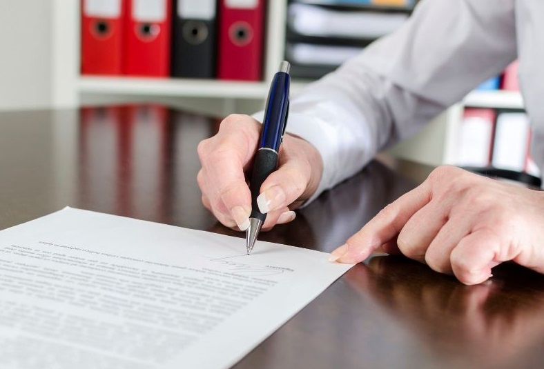 H&atilde;y viết thư ứng tuyển thay v&igrave; viết m&aacute;y để g&acirc;y ấn tượng