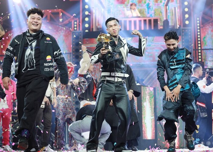 Vượt qua GDucky, Dễ Choắt nhanh ch&oacute;ng gi&agrave;nh được vị tr&iacute; qu&aacute;n qu&acirc;n của Rap Việt