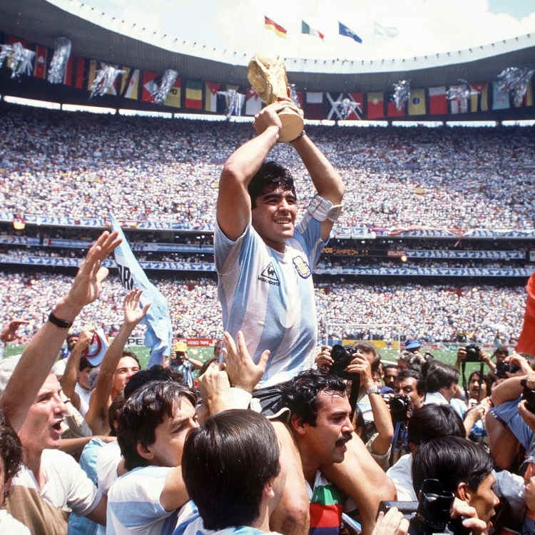 Fan bóng đá đau lòng khi huyền thoại Maradona qua đời đột ngột vì bệnh tim
