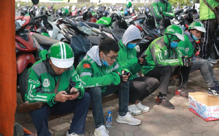 Hàng trăm tài xế xe ôm công nghệ tập trung trước trụ sở Công ty Grab