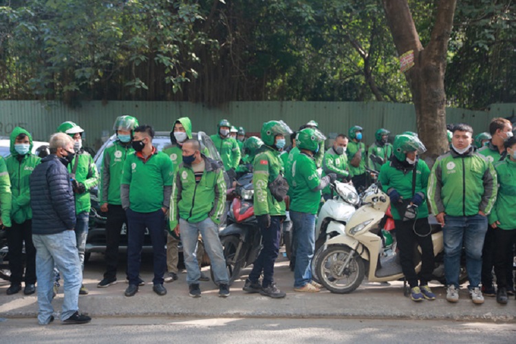 Các tài xế phản ứng việc Grab tăng giá cước gây ảnh hưởng đến thu nhập của họ