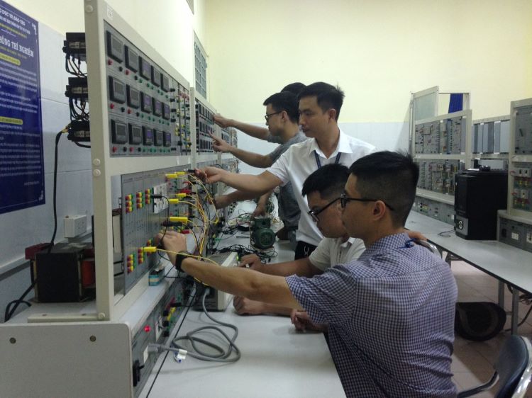 Ng&agrave;nh Viễn Th&ocirc;ng cũng được t&igrave;m hiểu rất nhiều từ c&aacute;c trang tuyển dụng