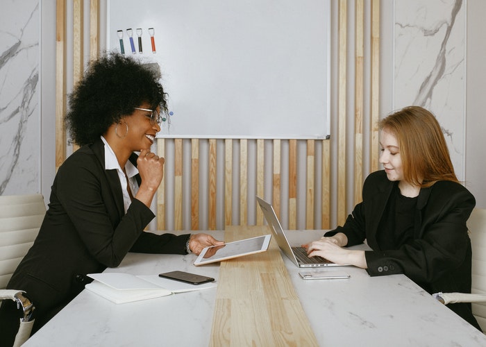Phỏng vấn để tuyển dụng ứng vi&ecirc;n c&ugrave;ng với phần mềm quản l&yacute; online