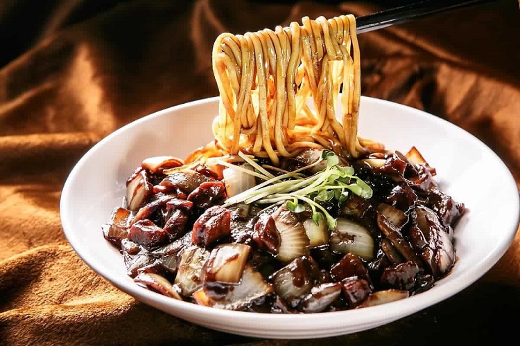 Ở H&agrave;n Quốc, người ta thường ăn m&igrave; tương đen v&agrave;o ng&agrave;y Valentine đen