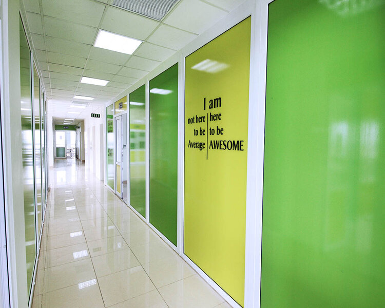 Một g&oacute;c h&agrave;nh lang ph&ograve;ng học trường đại học C&ocirc;ng ngh&ecirc;̣ Đ&ocirc;ng Á