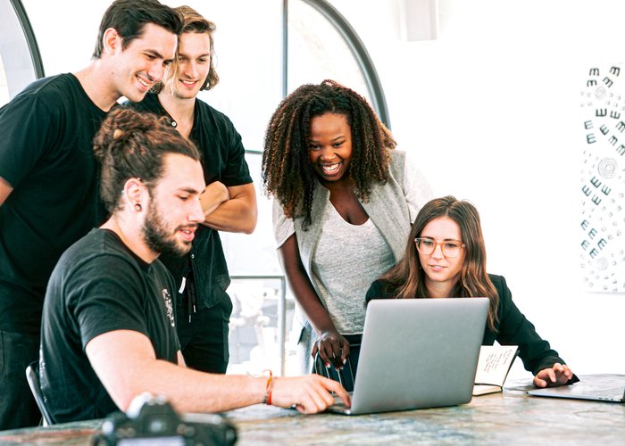 Lập trình viên sử dụng các ngôn ngữ lập trình khác nhau để thiết kế, xây dựng