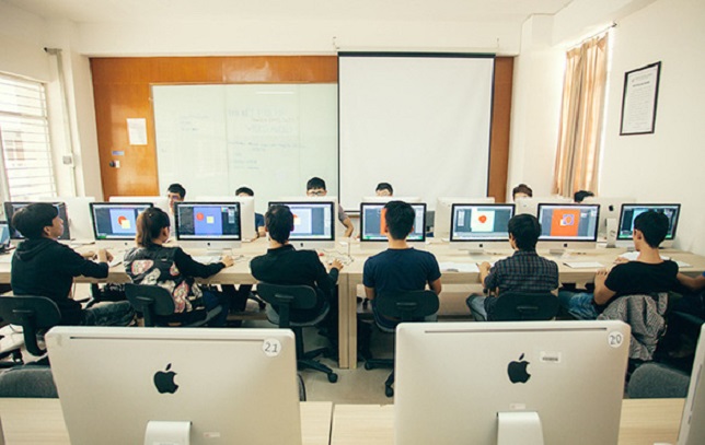 Sinh vi&ecirc;n Duy T&acirc;n được học tập ở c&aacute;c ph&ograve;ng học c&oacute; trang bị hệ thống m&aacute;y t&iacute;nh hiện đại