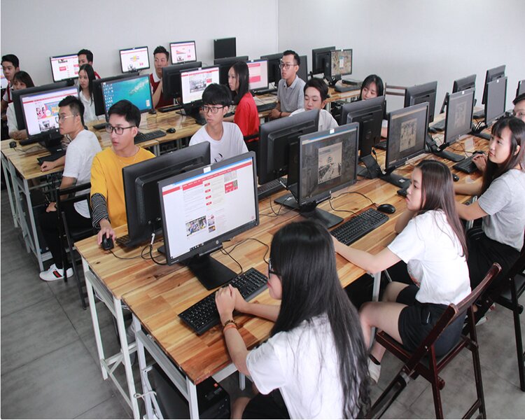 Ph&ograve;ng m&aacute;y Đại học Hồng B&agrave;ng