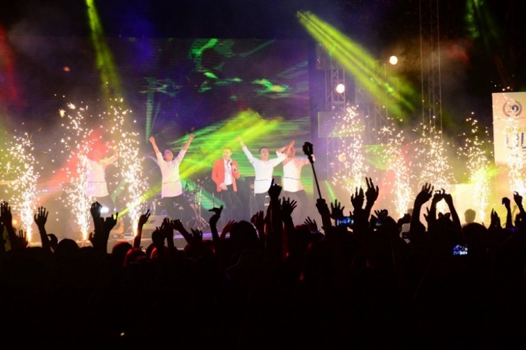 phong tr&agrave;o đo&agrave;n hội rực lửa