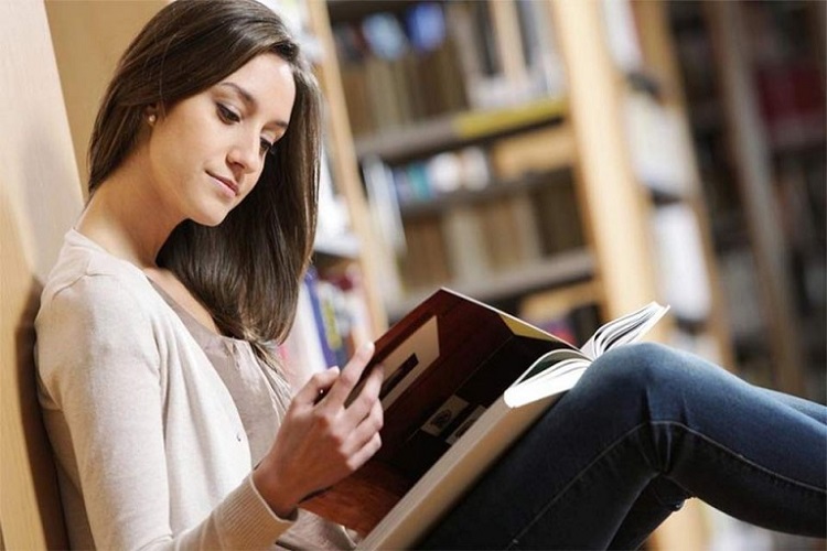 sinh vi&ecirc;n dược lu&ocirc;n học kh&ocirc;ng ngừng