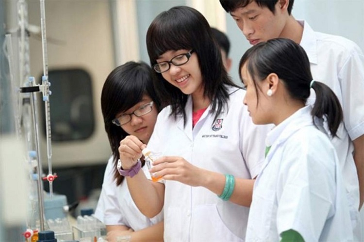 chiếc &aacute;o blouse gắn liền ới sinh đại học dược