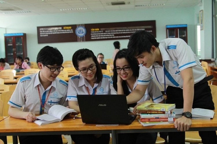 h&igrave;nh ảnh sinh vi&ecirc;n học tập tại thư viện