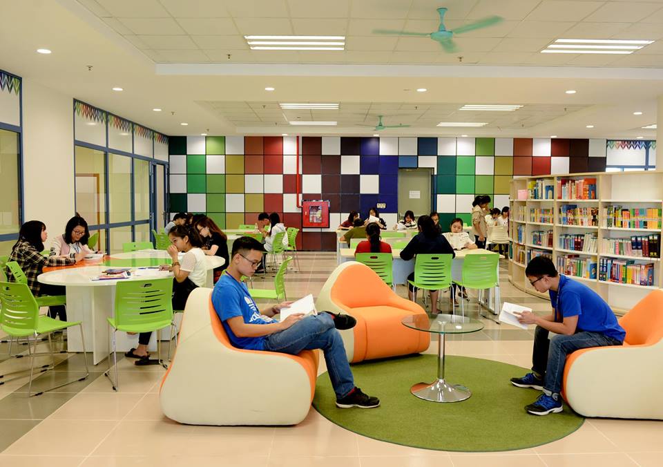 Một g&oacute;c thư viện của trường Đại học Kinh tế Quốc d&acirc;n