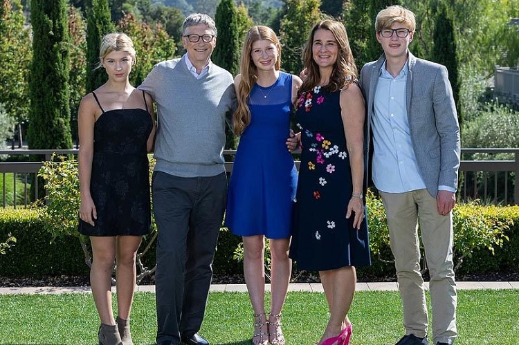 Gia đ&igrave;nh tỷ ph&uacute; Bill Gates