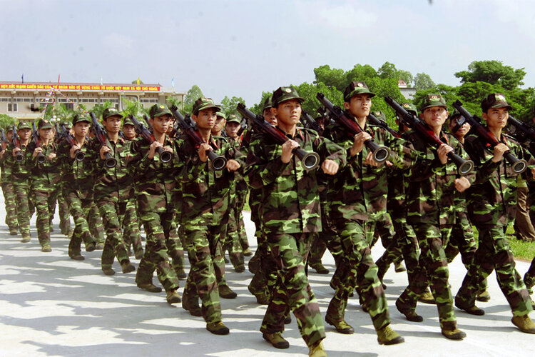 Đối tượng l&agrave; lực lượng vũ trang, c&aacute;n bộ