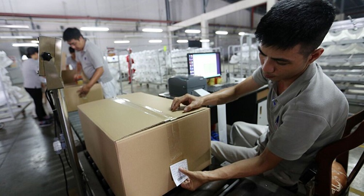 D&aacute;n c&aacute;c loại tem v&agrave;o sản phẩm h&agrave;ng h&oacute;a