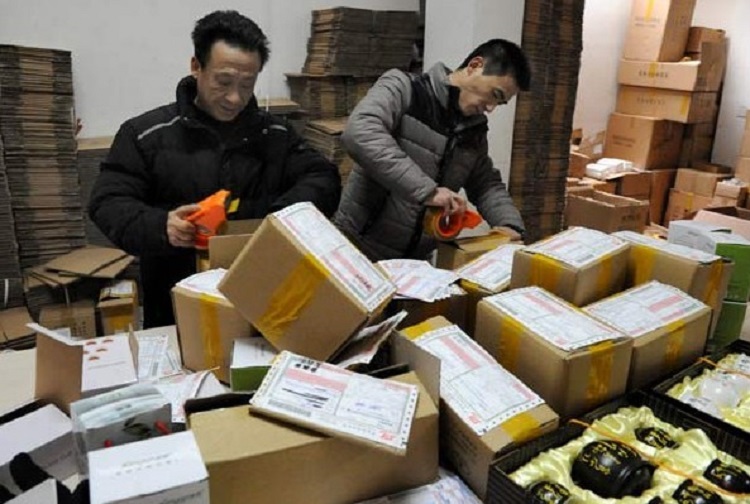 C&ocirc;ng nh&acirc;n đ&oacute;ng g&oacute;i tại nh&agrave;