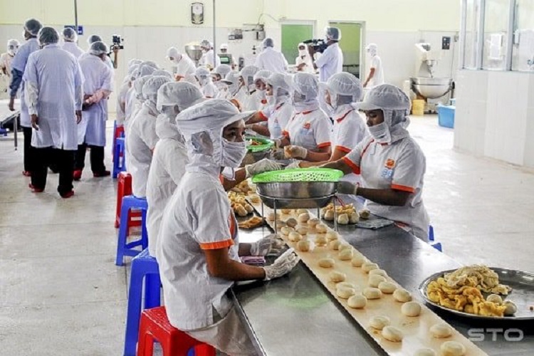C&ocirc;ng nh&acirc;n đ&oacute;ng g&oacute;i theo giờ