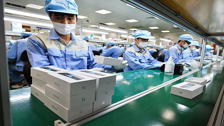 C&ocirc;ng nh&acirc;n đ&oacute;ng g&oacute;i d&acirc;y chuyền