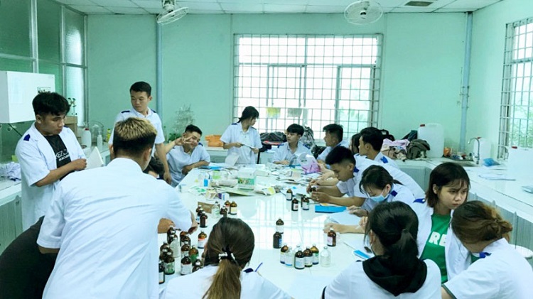 Giảng dạy v&agrave; nghi&ecirc;n cứu tại c&aacute;c trường đại học