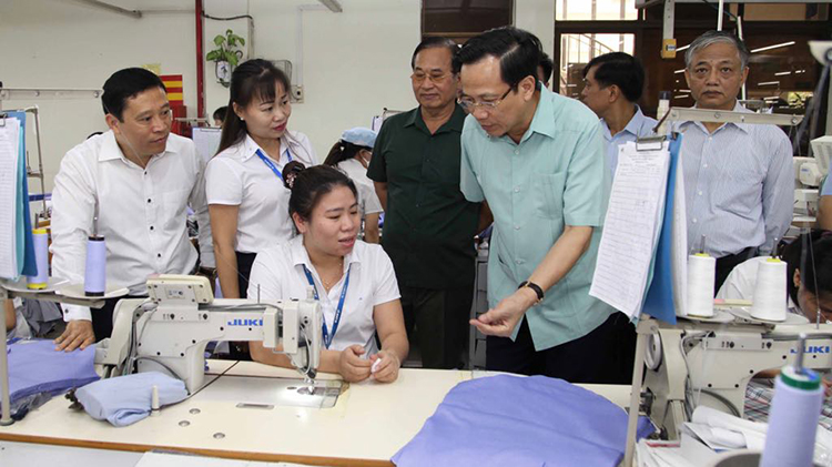 C&aacute;c y&ecirc;u cầu để trở th&agrave;nh c&ocirc;ng nh&acirc;n may mặc l&agrave; g&igrave;
