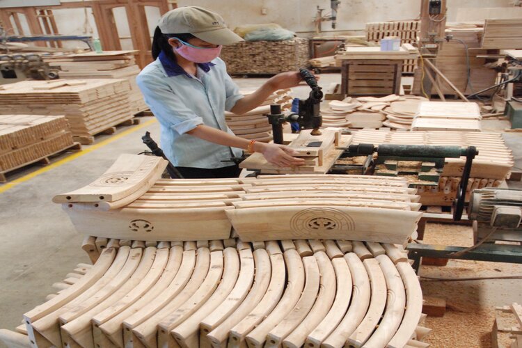 Những &ldquo;nghệ nh&acirc;n&rdquo; chế biến gỗ