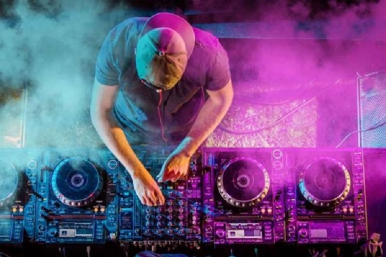 C&ocirc;ng việc ch&iacute;nh của DJ l&agrave; g&igrave;?