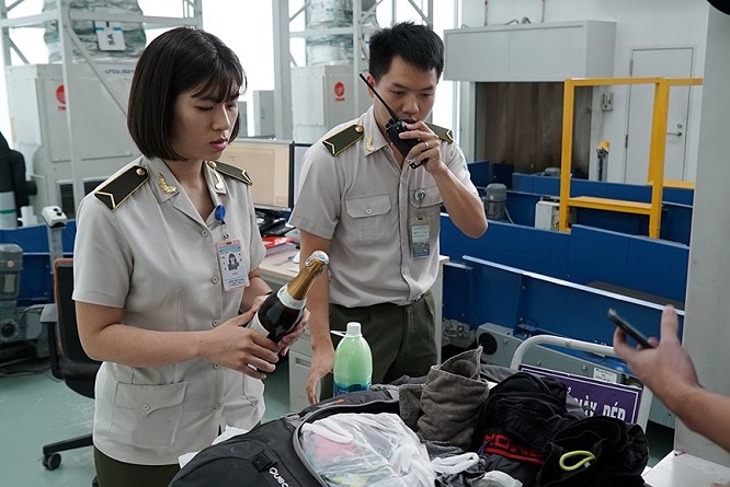 Nhân viên soi chiếu