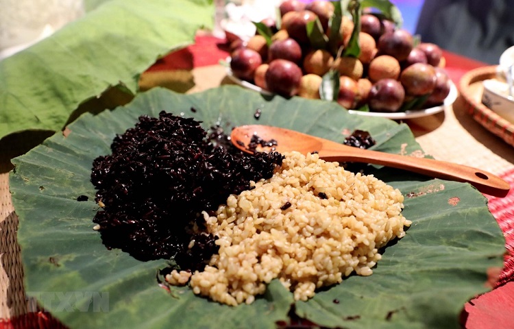 M&acirc;n lễ Tết đoan ngọ gồm hoa quả, b&aacute;nh tro, rượu nếp,...