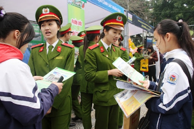  Nhiệt huyết, y&ecirc;u thương con người