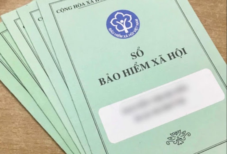Tra cứu m&atilde; số BHXH bằng c&aacute;ch xem trực tiếp ở tr&ecirc;n b&igrave;a sổ bảo hiểm x&atilde; hội