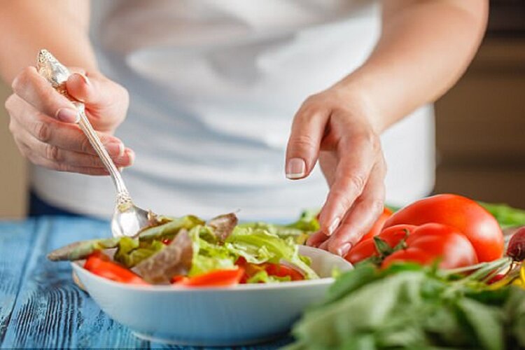 Học nấu ăn cũng l&agrave; c&aacute;ch hiệu quả gi&uacute;p bạn bớt nh&agrave;m ch&aacute;n khi gi&atilde;n c&aacute;ch m&ugrave;a dịch