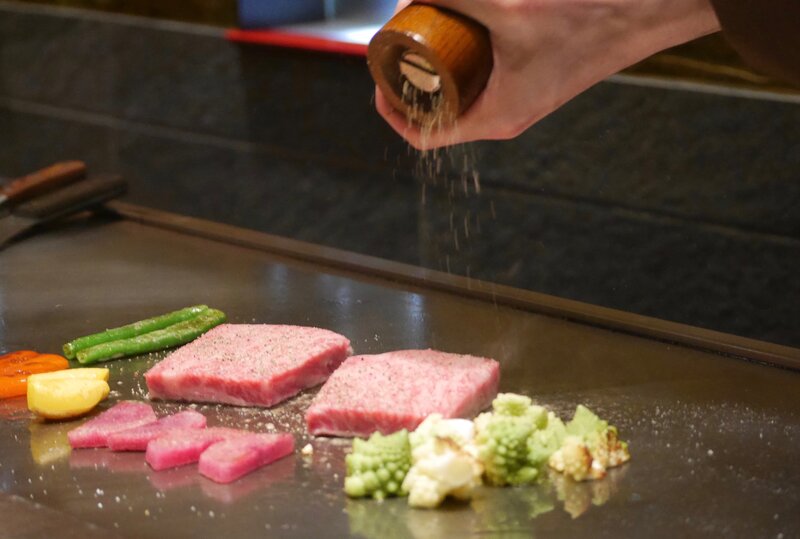 Những m&oacute;n ăn trứ danh từ kỹ thuật Teppanyaki