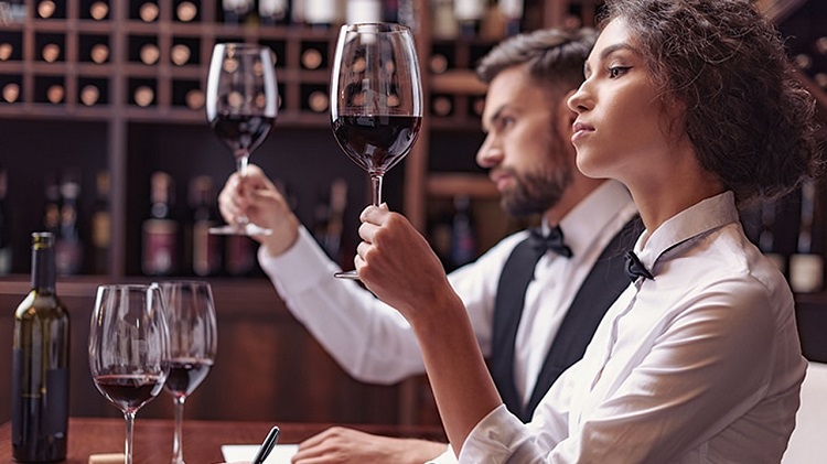 Cách để trở thành một sommelier là gì?