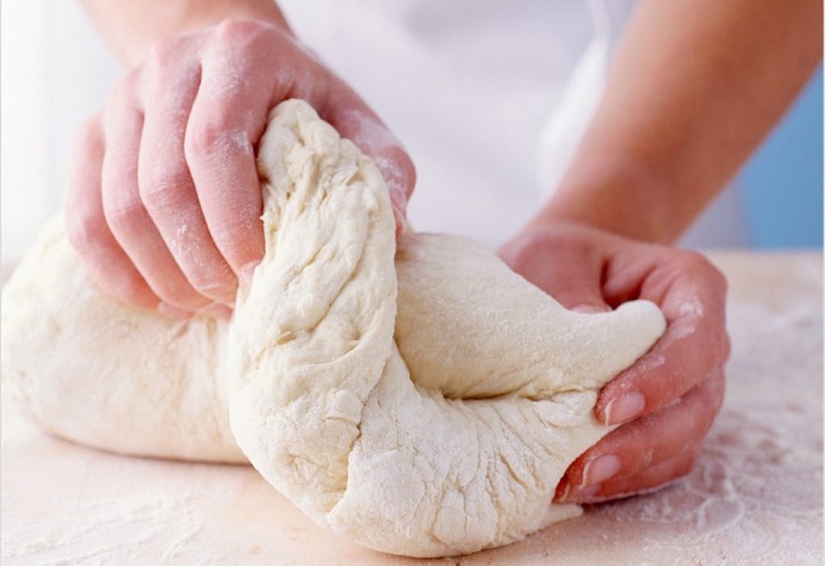 Nhào bột làm bánh