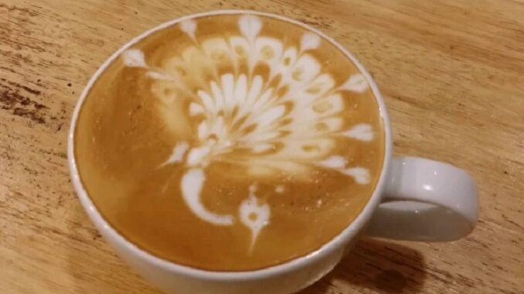 Mẫu latte art h&igrave;nh con c&ocirc;ng
