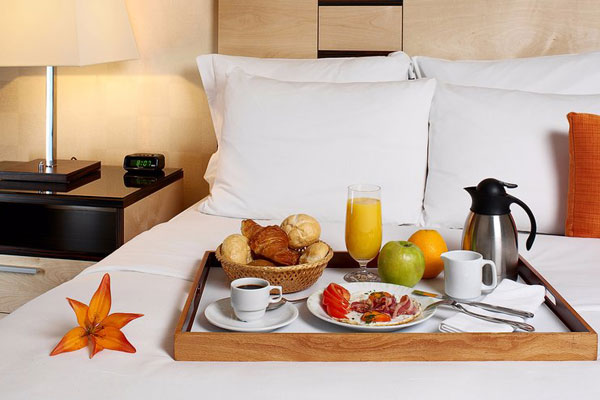 Room service là gì? Công việc của Room service trong khách sạn